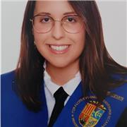 Bióloga imparte clases de biología a todos los niveles